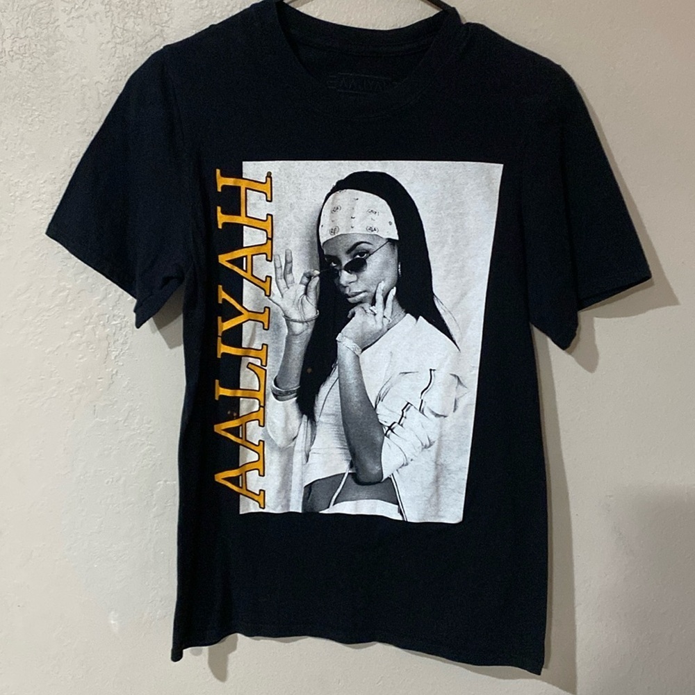 Aaliyah womens size small tshirt